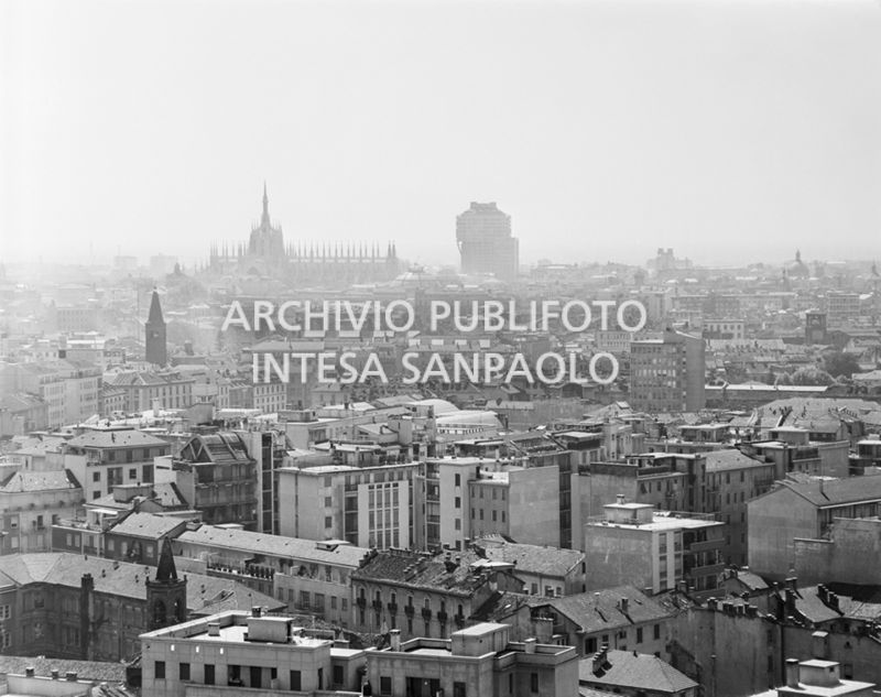 Ripresa dall'alto di Milano; sullo sfondo svettano il profilo del Duomo di Milano e la Torre Velasca