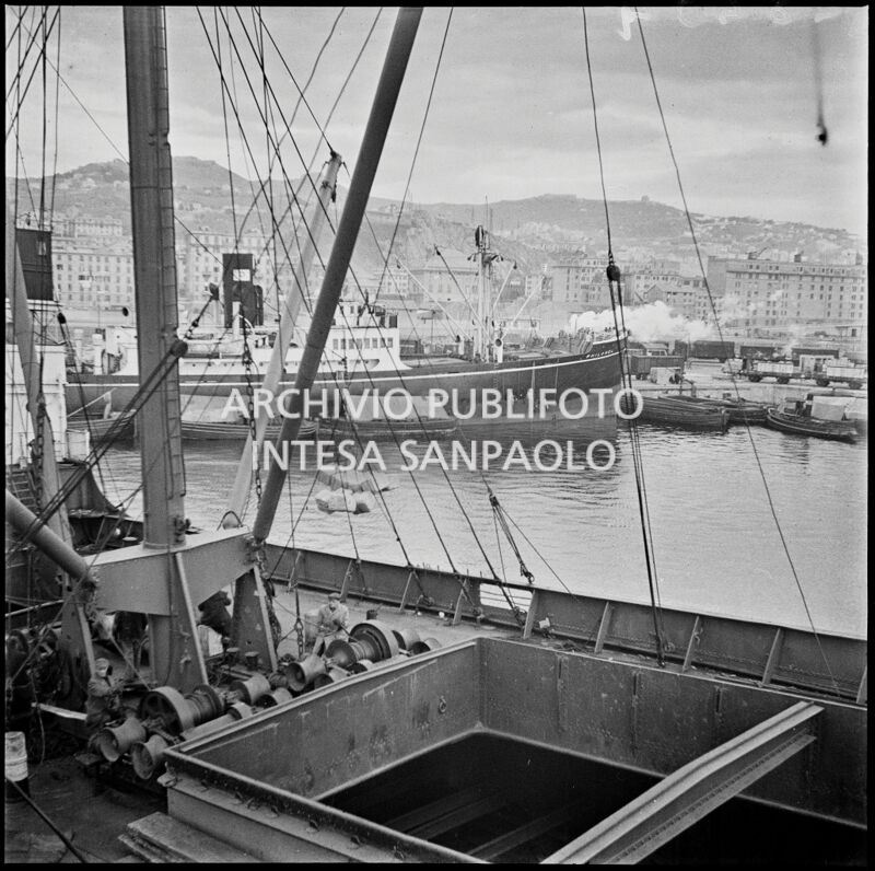 Genova. Navi in porto. Gru Archivio storico Intesa Sanpaolo