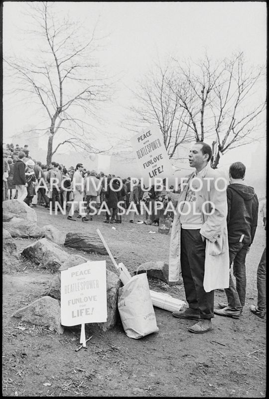 Dimostranti a Central Park in occasione della marcia contro la guerra in Vietnam promossa dallo Spring Mobilization Committee a New York