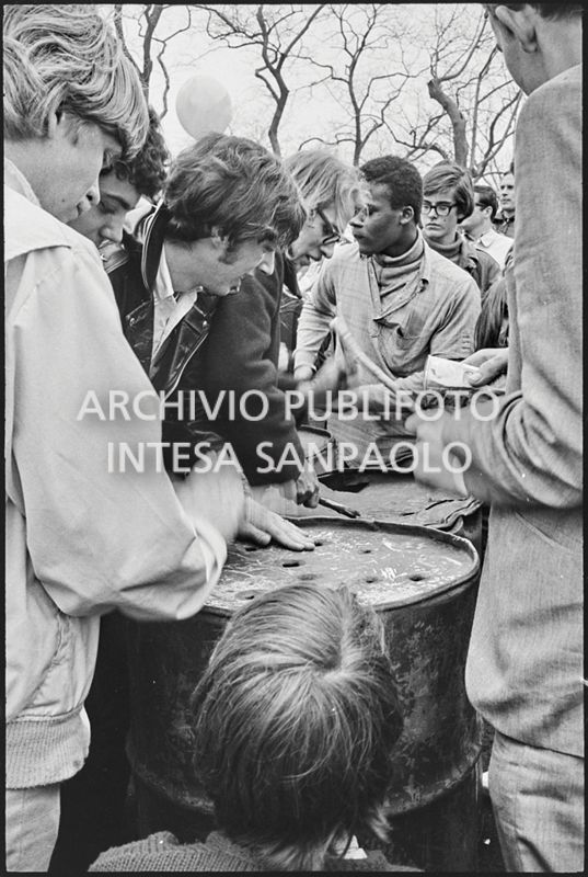 Dimostranti a Central Park, in occasione della marcia contro la guerra in Vietnam promossa dallo Spring Mobilization Committee a New York, suonano dei barili di metallo