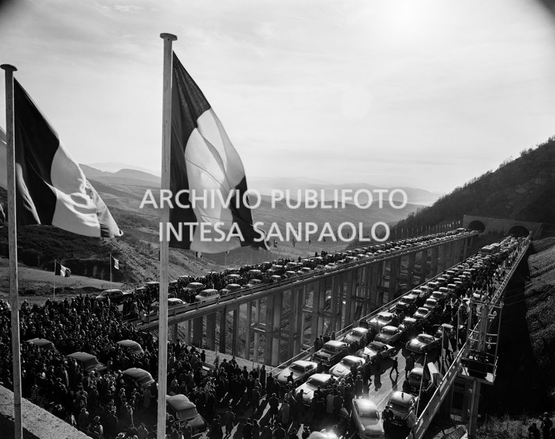 Autostrada del Sole: folla all'inaugurazione del tratto Bologna-Firenze presso la Galleria Citerna