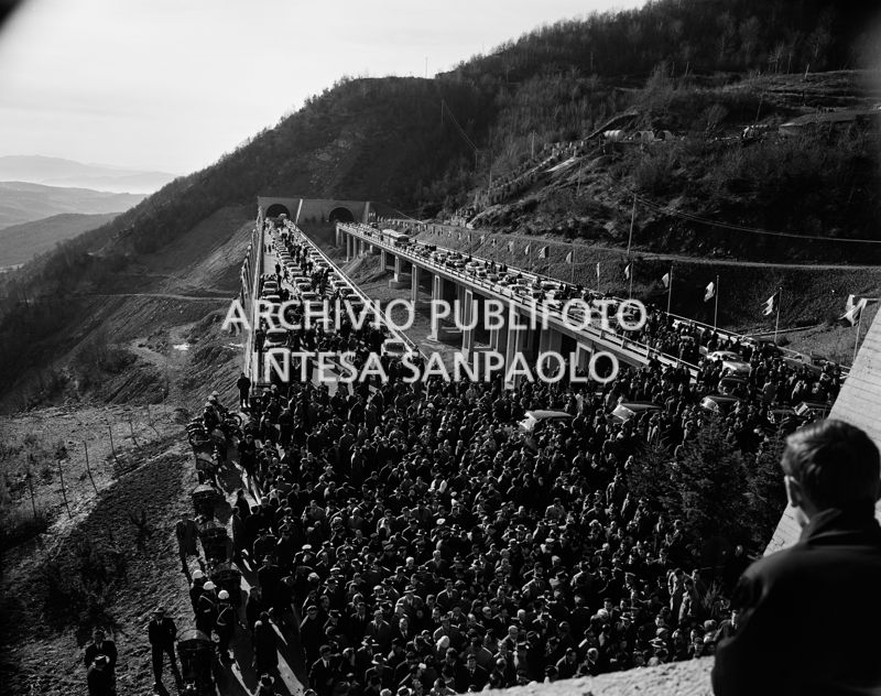 Autostrada del Sole: folla all'inaugurazione del tratto Bologna-Firenze presso la Galleria Citerna
