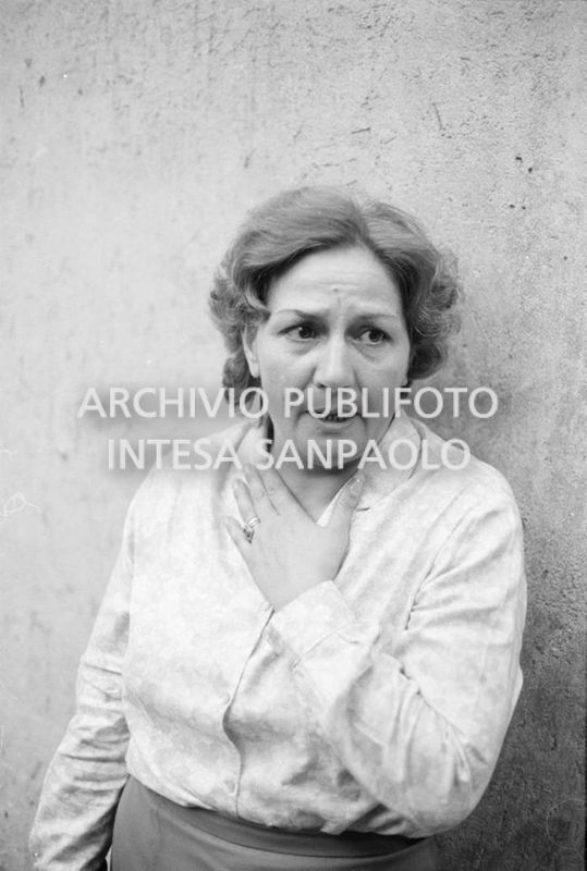 Una donna ritratta dopo la rapina dell'agenzia 11 del Banco di Napoli, in largo Zandonai a Milano, realizzata dalla banda Cavallero