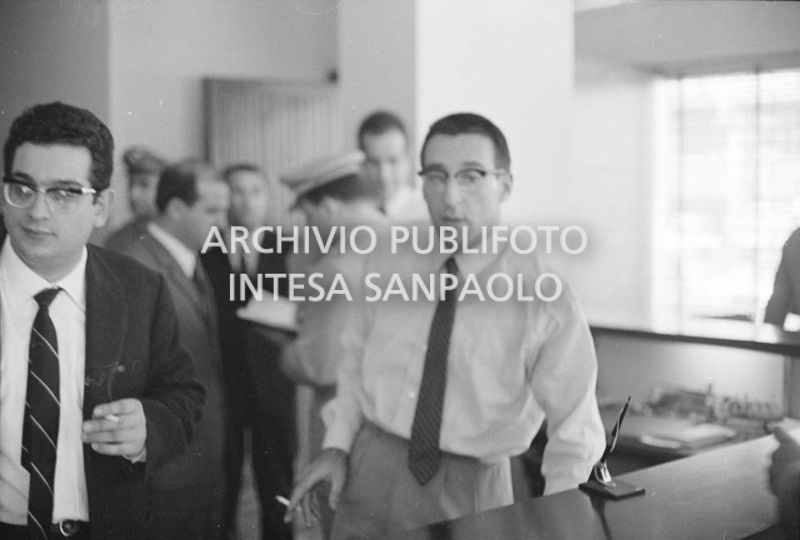 Un cassiere, dell'agenzia 11 del Banco di Napoli, in largo Zandonai a Milano, dopo la rapina subita dalla banda Cavallero