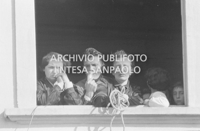 Due maestre della scuola elementare di Terrazzano, frazione di Rho in provincia di Milano, affacciate alla finestra a fianco a Arturo Santato, al microfono, che, con il fratello Egidio, le tiene in ostaggio con gli alunni e un'altra maestra