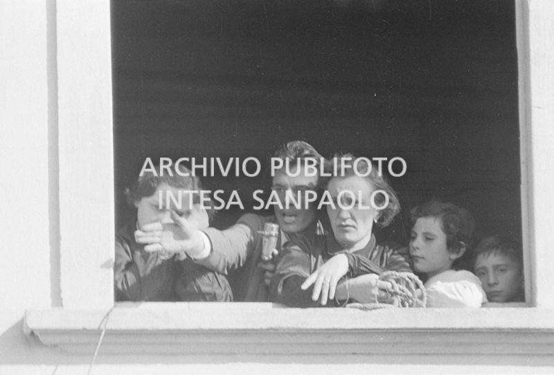 Due maestre della scuola elementare di Terrazzano, frazione di Rho in provincia di Milano, affacciate alla finestra a fianco a Arturo Santato, al microfono, che, con il fratello Egidio, le tiene in ostaggio con gli alunni e un'altra maestra