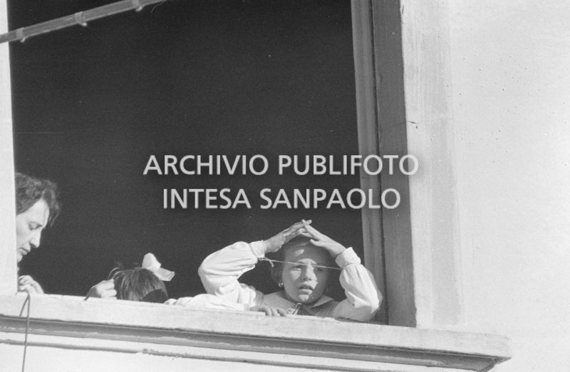 Una bambina guarda fuori dalla finestra della scuola elementare di Terrazzano, frazione di Rho in provincia di Milano, dove è tenuta in ostaggio insieme a 96 suoi compagni e a tre maestre dai due fratelli Santato