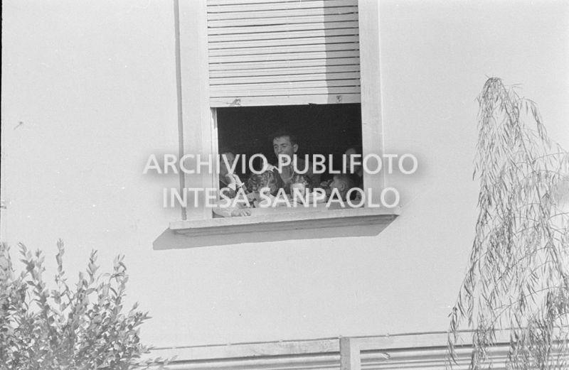 Alcuni alunni e due maestre, a una finestra della scuola elementare di Terrazzano, frazione di Rho in provincia di Milano, a fianco ad Arturo Santato, che, insieme al fratello Egidio, tiene in ostaggio gli alunni e le maestre
