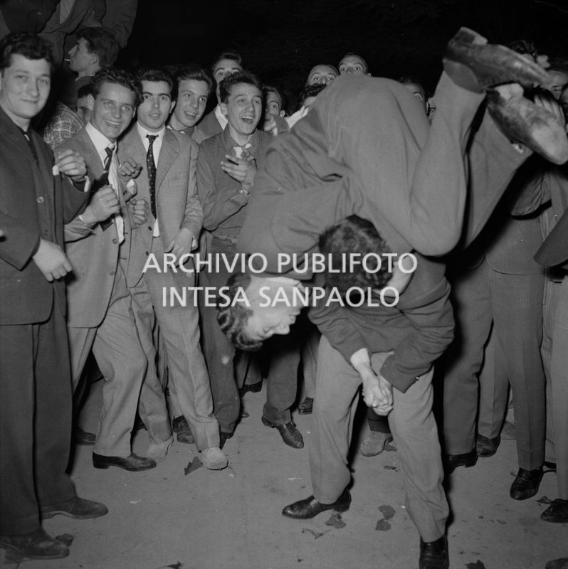 Giovani al Festival del Rock and Roll al Palazzo del ghiaccio di Milano