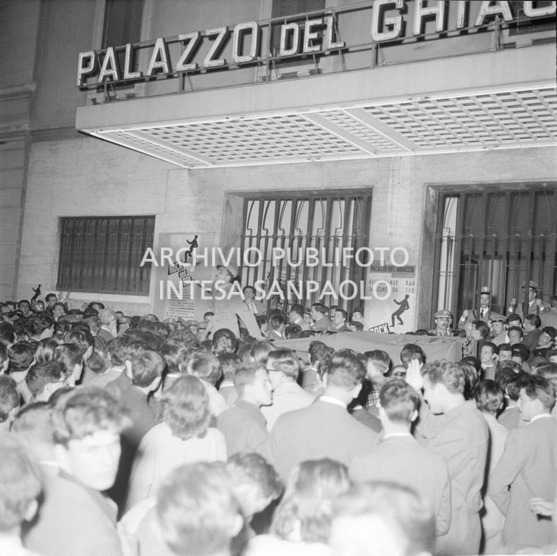 Folla all'ingresso del Palazzo del ghiaccio di Milano nella serata del Festival del Rock and Roll