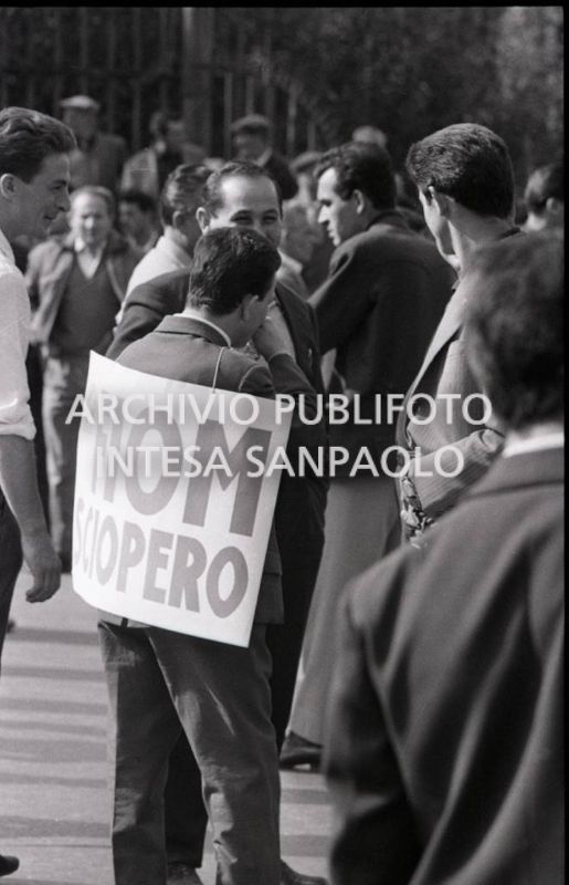 Lavoratori metalmeccanici in occasione dello sciopero generale; un uomo porta appeso un il cartello con la scritta: Sciopero FIOM<br>707264/20