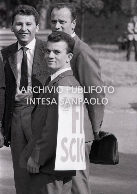 Lavoratori metalmeccanici in occasione dello sciopero generale; un uomo porta appeso un il cartello con la scritta: Sciopero FIOM<br>707264/21