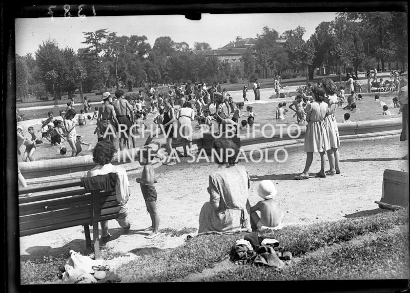 La fontana dei Giardini Pubblici di Milano utilizzata come piscina dai bambini in occasione di un'eccezionale ondata di caldo estivo