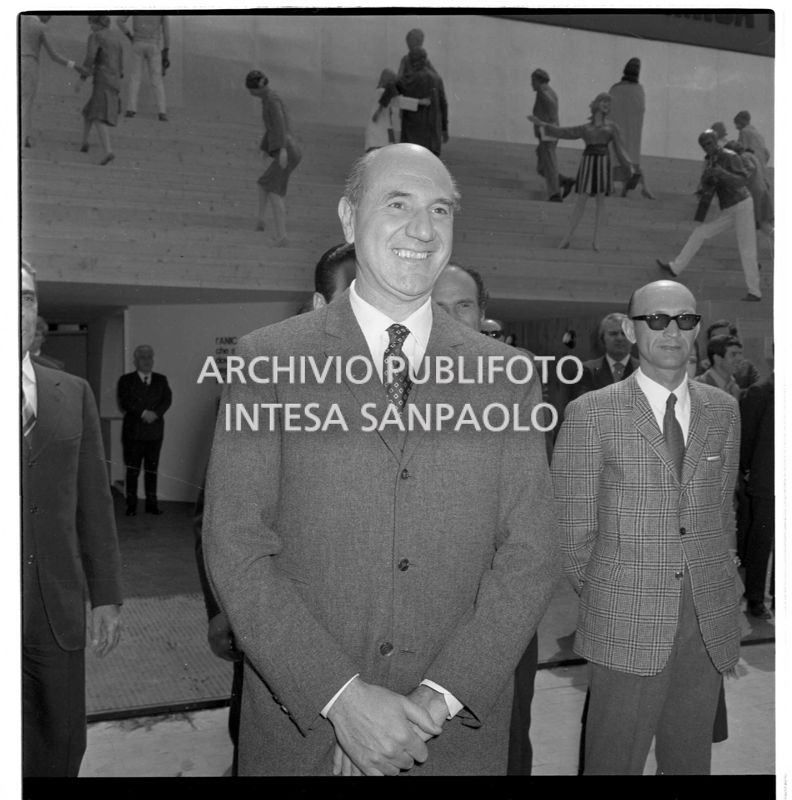 Eugenio Cefis sorride all'esterno del padiglione ENI alla Fiera Campionaria<br>718433/1
