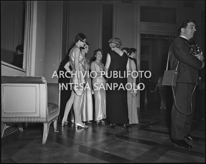 Rossana e Margherita Feraboli, in compagnia di altre spettatrici, al Teatro alla Scala in occasione della serata inaugurale della stagione lirica 1966-1967 con l'opera "Nabucco" di Giuseppe Verdi, diretta da Gianandrea Gavazzeni con la regia di Franco Enriquez