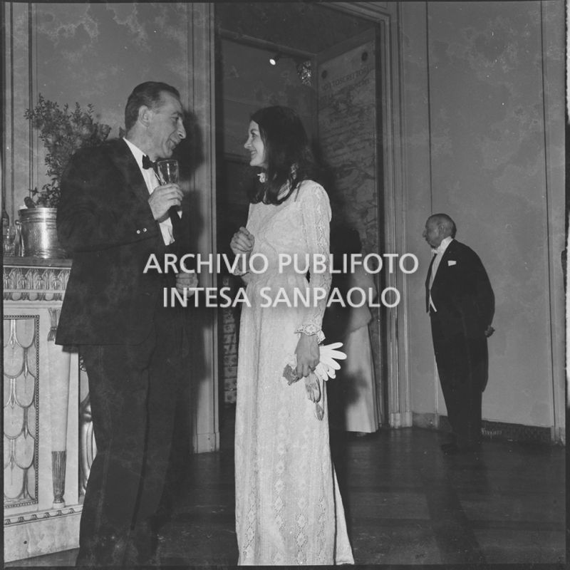 Carla Fracci e il marito Beppe Menegatti al bar del Teatro alla Scala in occasione della serata inaugurale della stagione lirica 1966-1967 con l'opera "Nabucco" di Giuseppe Verdi, diretta da Gianandrea Gavazzeni con la regia di Franco Enriquez