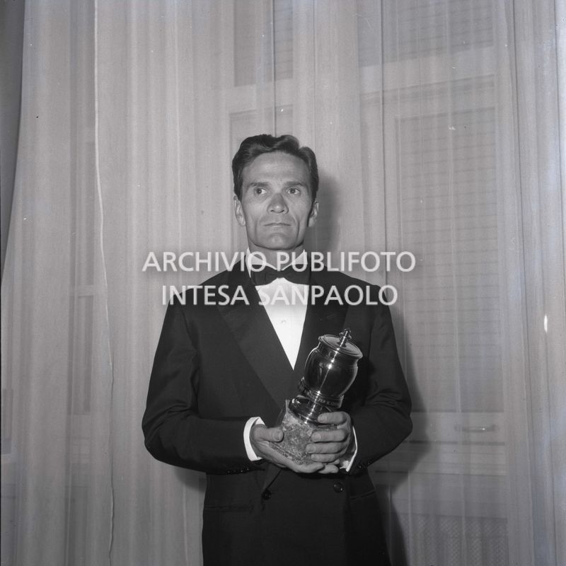 Pier Paolo Pasolini premiato con la Grolla d'oro come migliore regista al 12° Gran premio Saint Vincent per il cinema