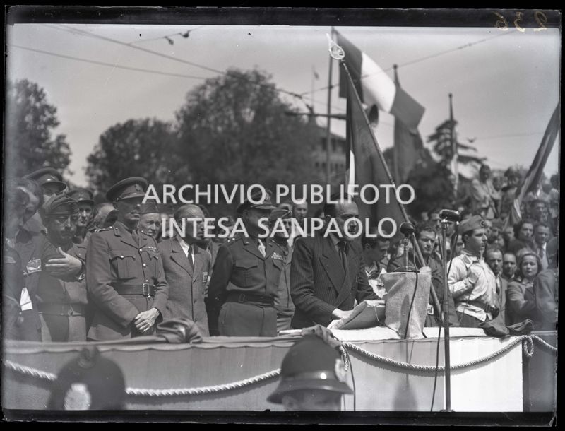 L'avvocato Achille Marazza parla alla manifestazione in onore delle formazioni partigiane in piazza Castello a Milano