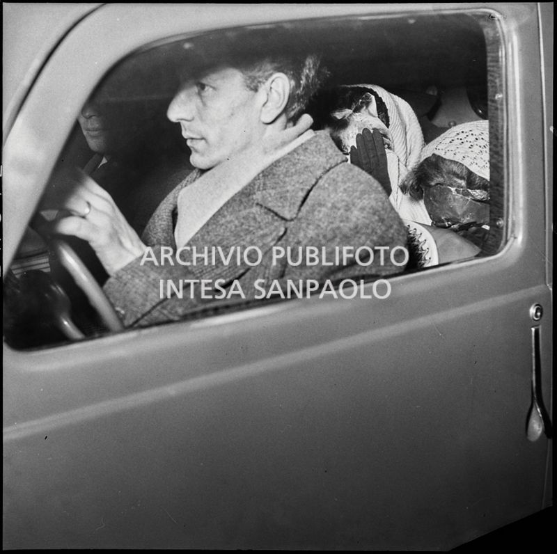 Le sorelle Spinelli in automobile con il padre all'uscita dal tribunale<br>201662