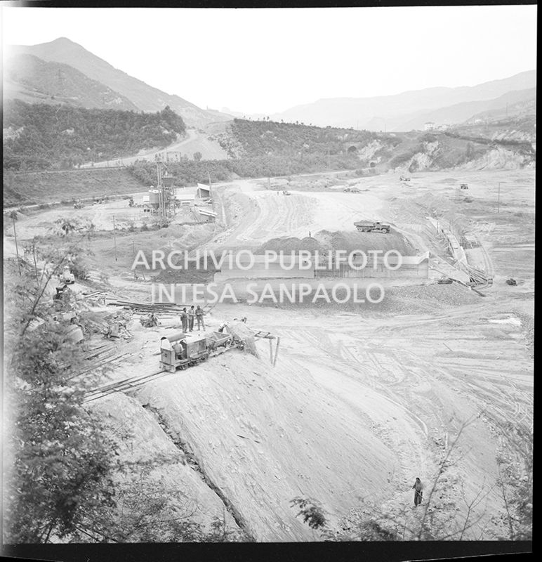 Ripresa dall'alto del cantiere di costruzione dell'Autostrada del Sole