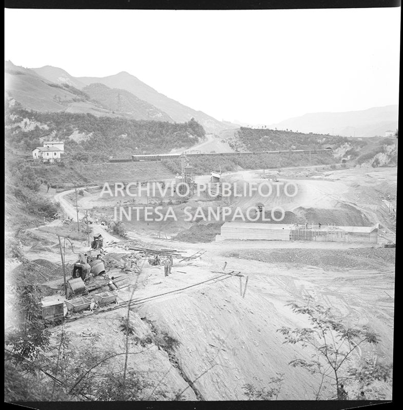 Ripresa dall'alto del cantiere di costruzione dell'Autostrada del Sole