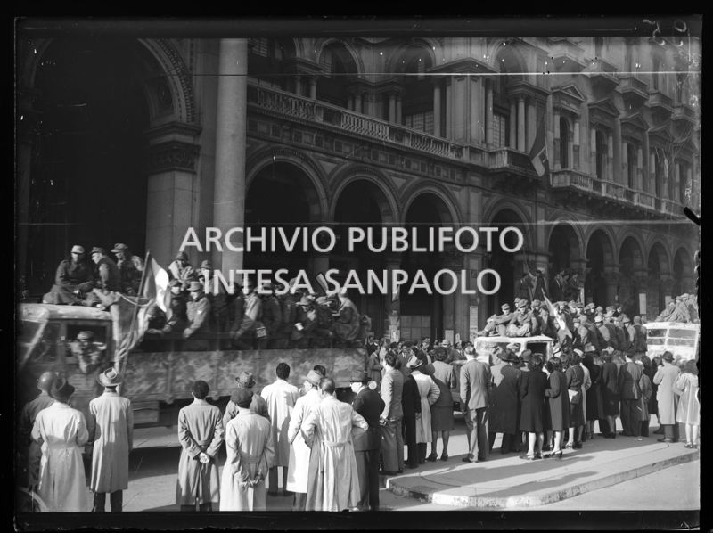 Passaggio in piazza del Duomo di autocarri che trasportano prigionieri tedeschi arresisi nella quarta giornata di insurrezione generale
