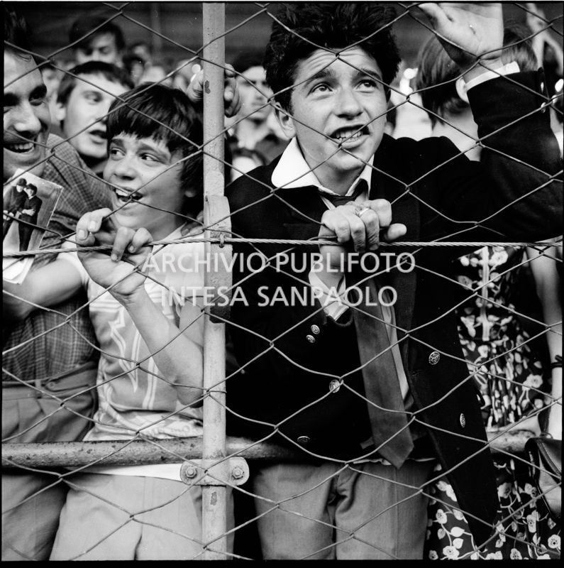 Fan scatenati al concerto pomeridiano dei Beatles al Vigorelli di Milano