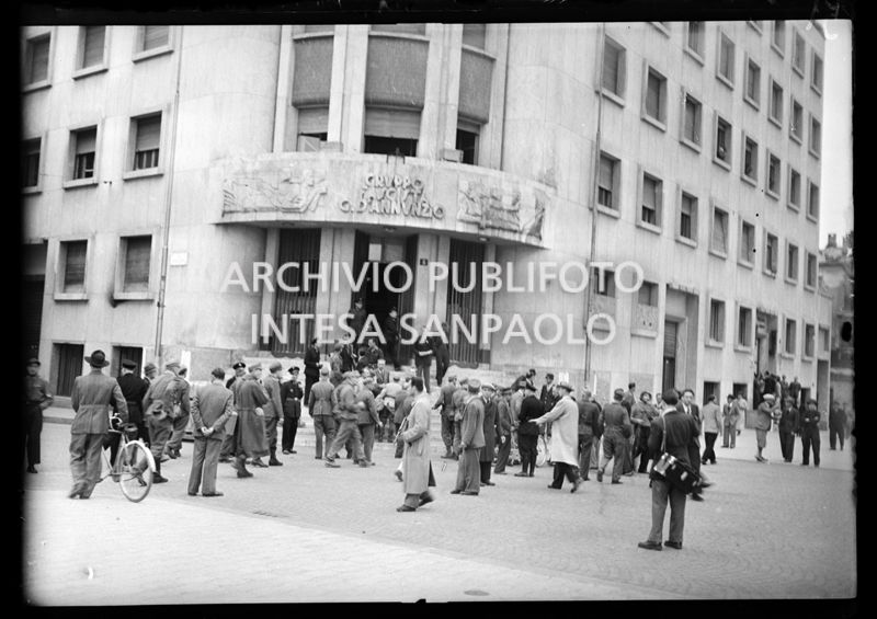 Insurrezione generale a Milano: Casa del Fascio del gruppo rionale "D'Annunzio" in piazzale Tommaso di Savoia (oggi piazza Venticinque Aprile) occupata dai partigiani e dalle forze alleate