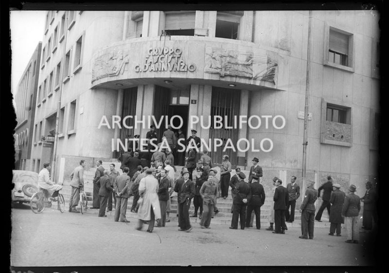 Insurrezione generale a Milano: Casa del Fascio del gruppo rionale "D'Annunzio" in piazzale Tommaso di Savoia (oggi piazza Venticinque Aprile) occupata dai partigiani e dalle forze alleate