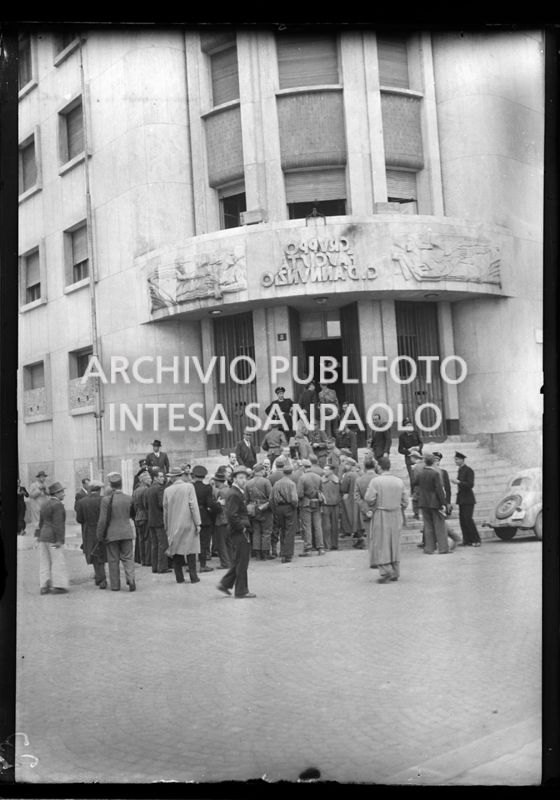 Insurrezione generale a Milano: Casa del Fascio del gruppo rionale "D'Annunzio" in piazzale Tommaso di Savoia (oggi piazza Venticinque Aprile) occupata dai partigiani e dalle forze alleate