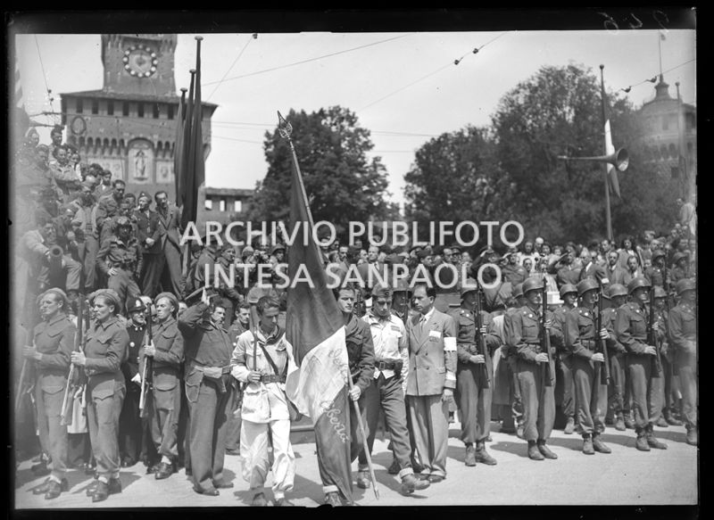 Manifestazione in onore delle formazioni partigiane in piazza Castello a Milano; con la fascia al braccio, Walter Audisio
