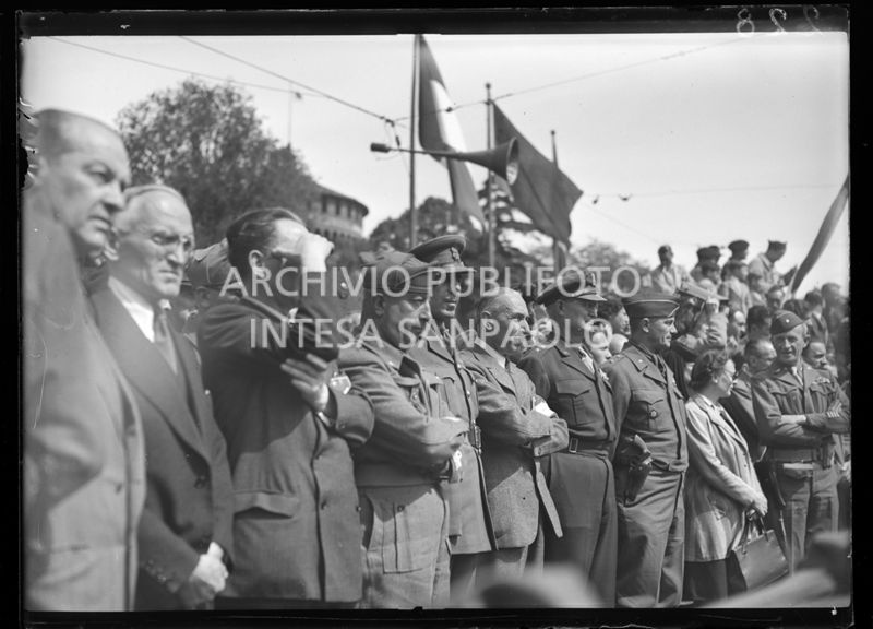 Il generale americano Willis D. Crittenberger e il generale Raffaele Cadorna, tra gli altri, alla manifestazione in onore delle formazioni partigiane in piazza Castello a Milano