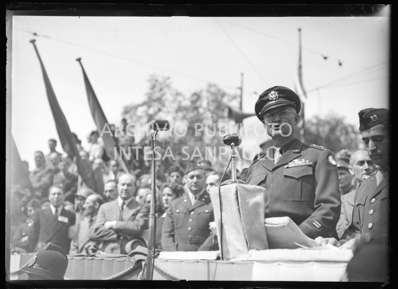 Intervento del generale americano Willis D. Crittenberger alla manifestazione in onore delle formazioni partigiane in piazza Castello a Milano