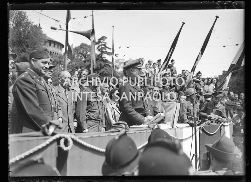 Intervento del generale americano Willis D. Crittenberger alla manifestazione in onore delle formazioni partigiane in piazza Castello a Milano; alle sue spalle il generale Raffaele Cadorna