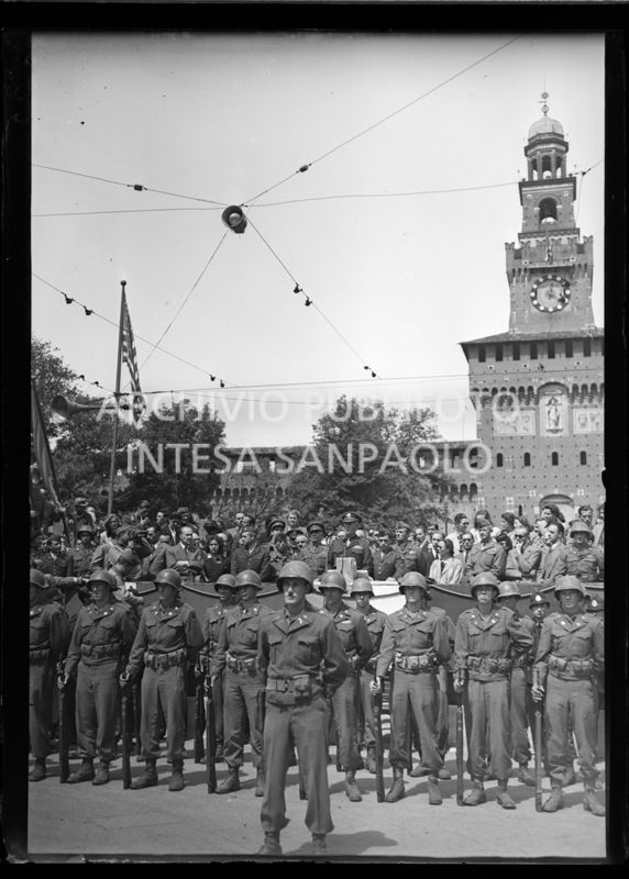 Intervento del generale americano Willis D. Crittenberger alla manifestazione in onore delle formazioni partigiane in piazza Castello a Milano
