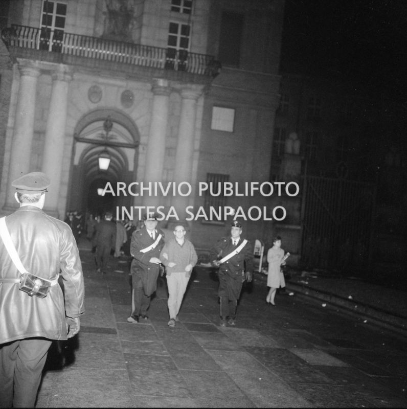 Carabinieri all'esterno dell'Università Cattolica di Milano accompagnano un uomo dopo aver sgomberato l'istituto dopo l'occupazione da parte degli studenti