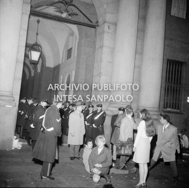 Irruzione notturna di carabinieri e polizia all'Università Cattolica di Milano per sgomberarla dopo l'occupazione da parte degli studenti