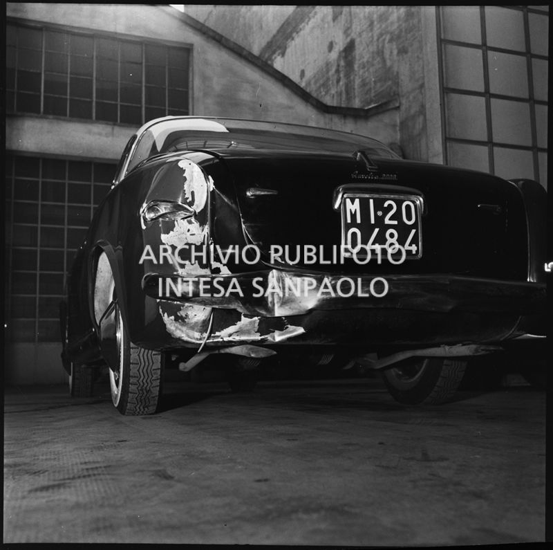 Ripresa posteriore di una Lancia Aurelia B52 coupé Vignale sinistrata<br>196026