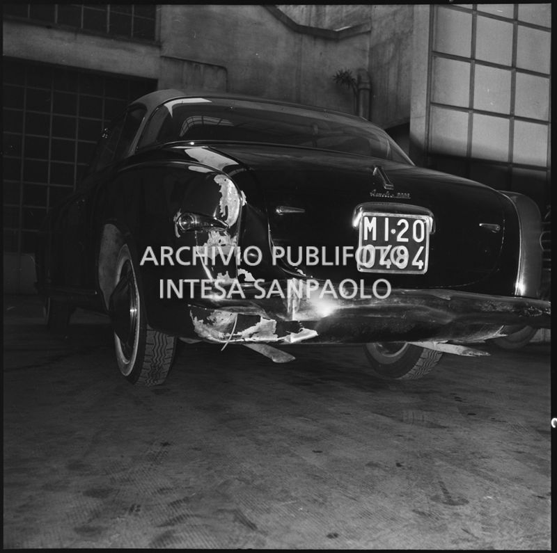 Ripresa posteriore di una Lancia Aurelia B52 coupé Vignale sinistrata<br>196027