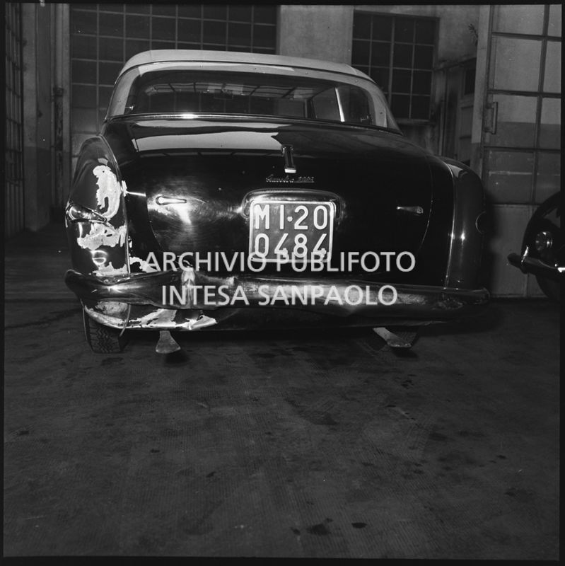 Ripresa posteriore di una Lancia Aurelia B52 coupé Vignale sinistrata<br>196029