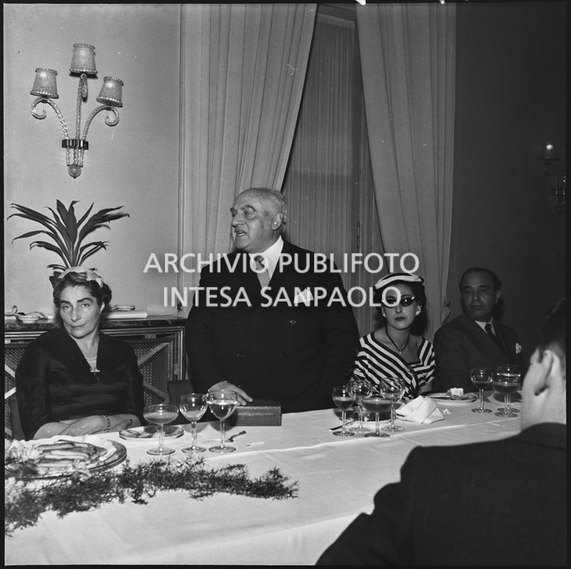 Un uomo pronuncia un discorso in occasione del banchetto della SAER al ristorante Tantalo di Milano<br>196128