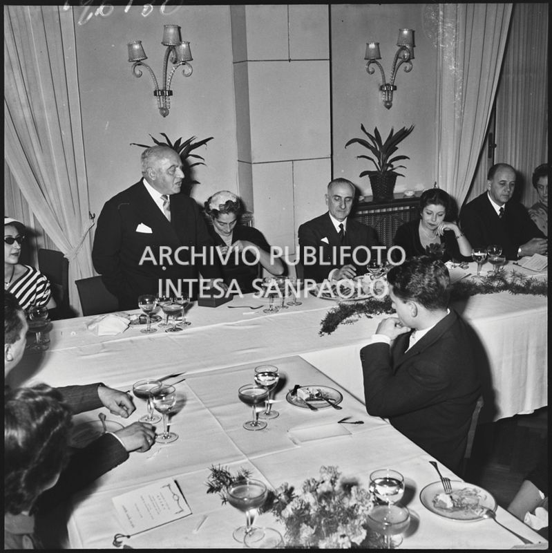 Un uomo pronuncia un discorso in occasione del banchetto della SAER al ristorante Tantalo di Milano<br>196130