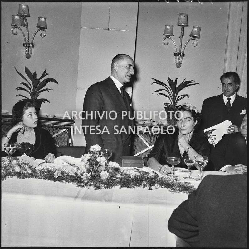 Un uomo pronuncia un discorso in occasione del banchetto della SAER al ristorante Tantalo di Milano<br>196131