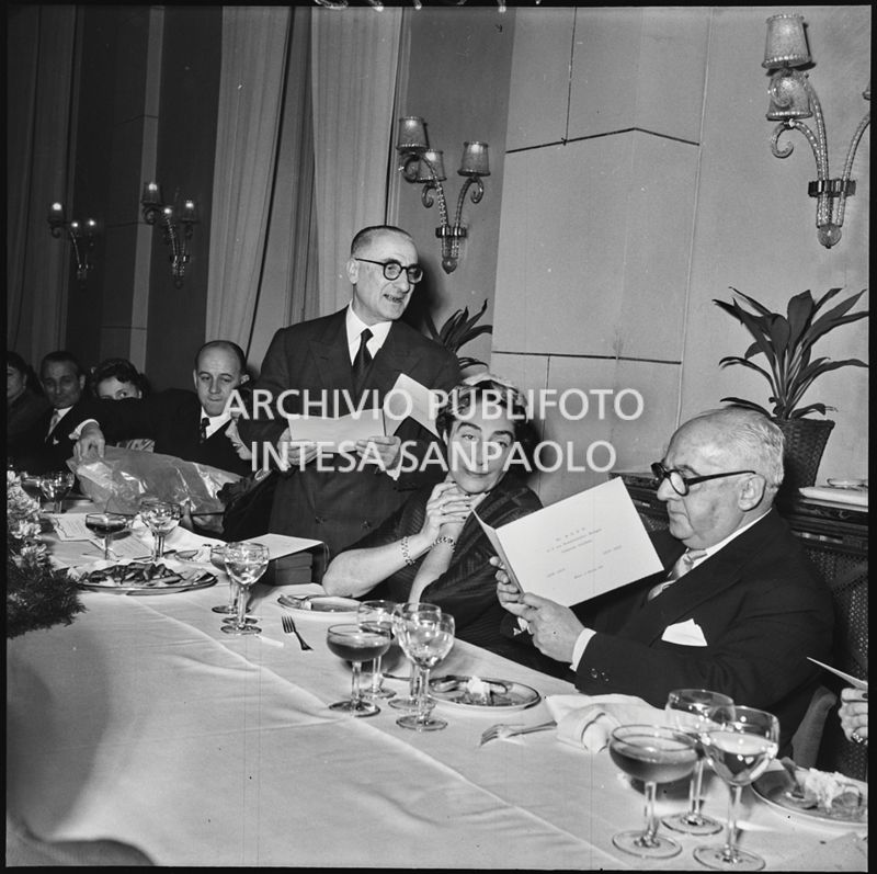 Un uomo pronuncia un discorso in occasione del banchetto della SAER al ristorante Tantalo di Milano<br>196132