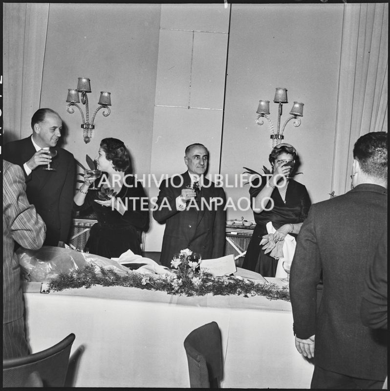 Brindisi in occasione del banchetto della SAER al ristorante Tantalo di Milano<br>196134