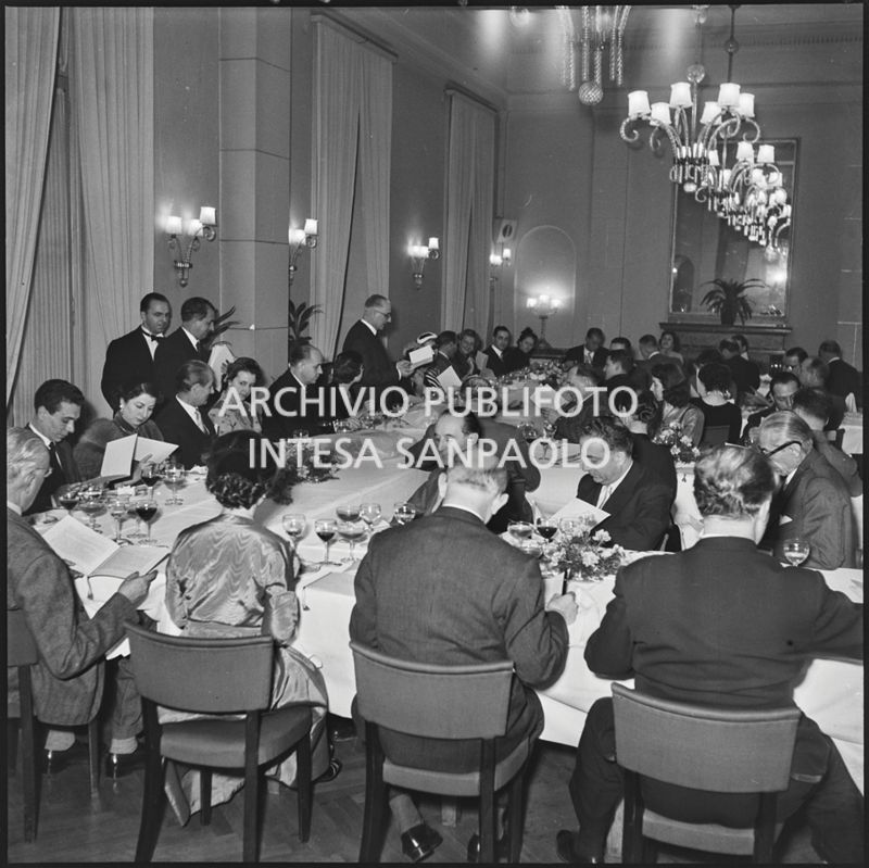 Vista sulla sala del ristorante Tantalo di Milano in occasione del banchetto della SAER<br>196135