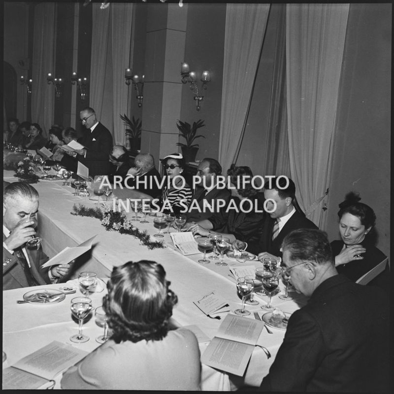 Un uomo pronuncia un discorso in occasione del banchetto della SAER al ristorante Tantalo di Milano<br>196137