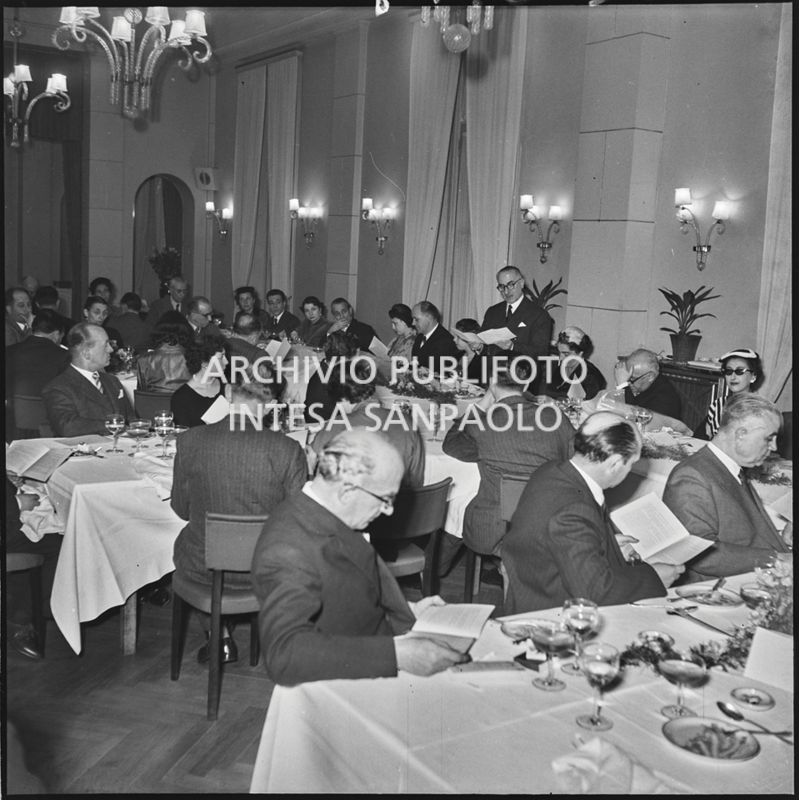 Un uomo pronuncia un discorso in occasione del banchetto della SAER al ristorante Tantalo di Milano<br>196138