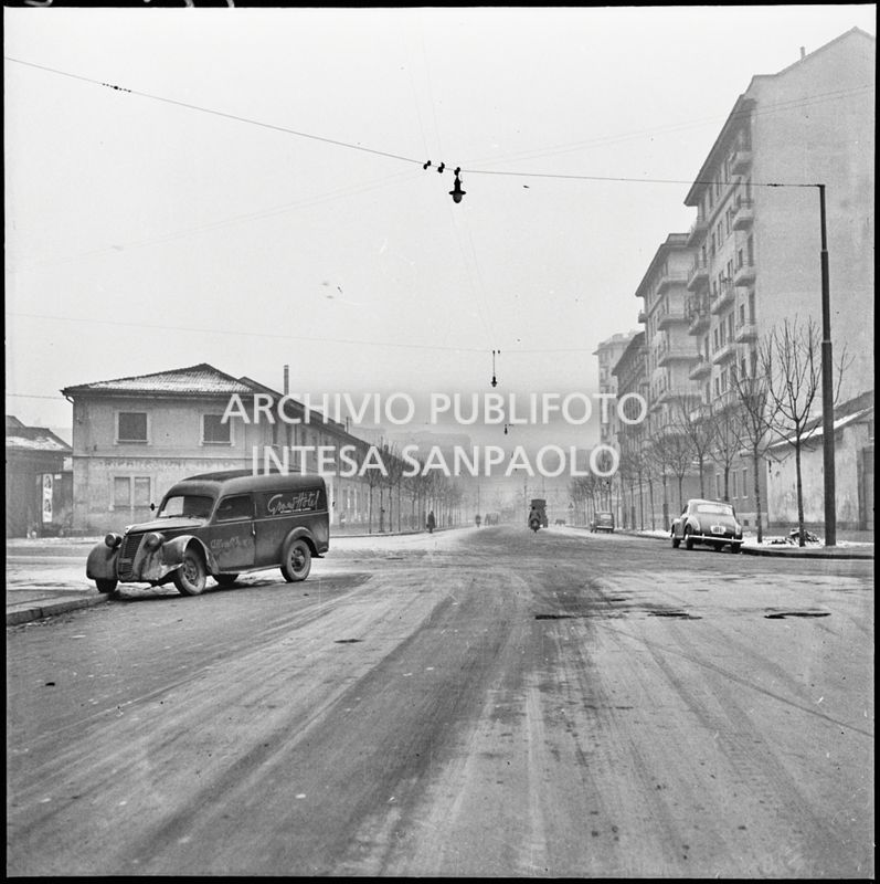 Furgone Fiat per la consegna delle riviste Grand Hotel e di Intrepido dopo un incidente su una strada milanese innevata<br>196222