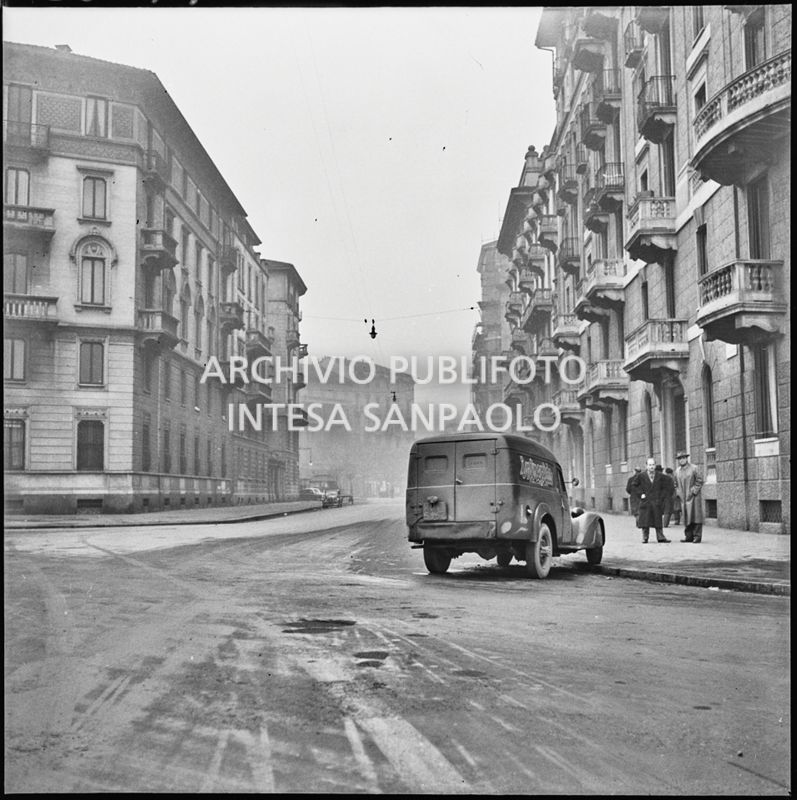 Furgone Fiat per la consegna delle riviste Grand Hotel e di Intrepido dopo un incidente su una strada milanese innevata<br>196224